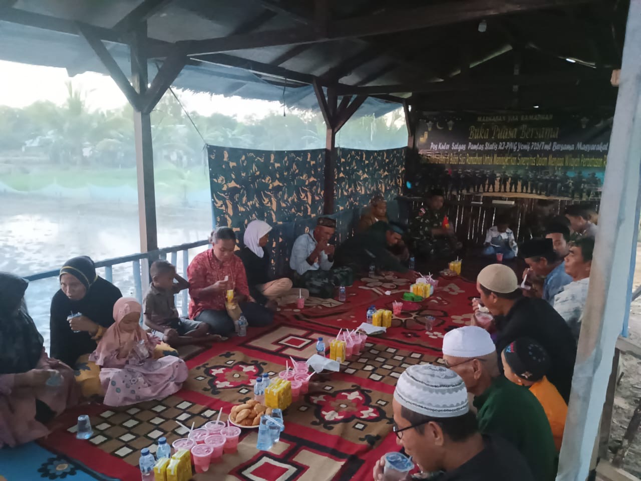Hilangkan Kesan Pos TNI Menakutkan, Satgas Pamtas Yonif 726/Tml Ajak Warga di Perbatasan Buka Puasa Bersama