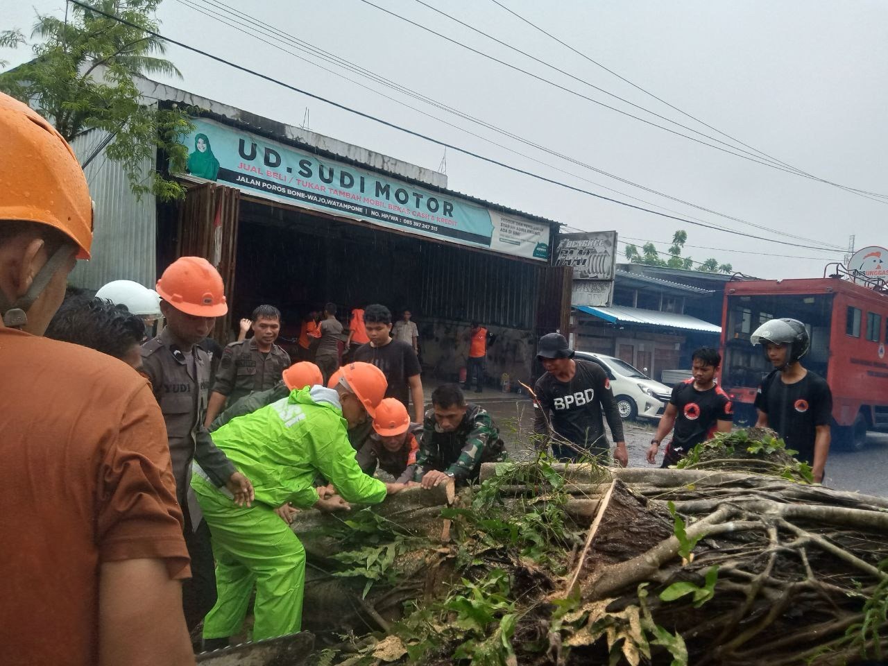 Gerak Cepat, Babinsa Kodim 1407/Bone Bersama Intansi Terkait Evakuasi Pohon Tumbang Cegah Kemacetan
