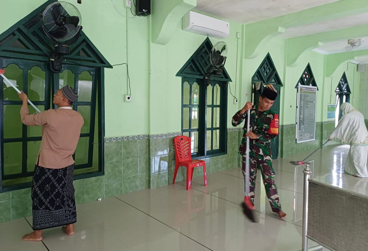 Jum'at Berkah, Babinsa Kodim 1404/Pinrang Berbaur Bersama warga Bersihkan Masjid