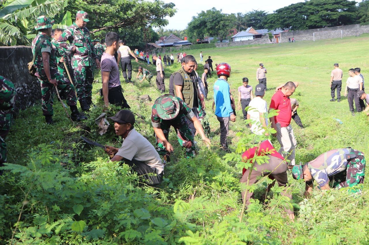 Pimpin Kerja Bakti Pembersihan Sarana Sholat Idul Fitri, Dandim 1425 Jeneponto : Komitmen TNI Perkuat Persatuan Dan Kesatuan Di Wilayah