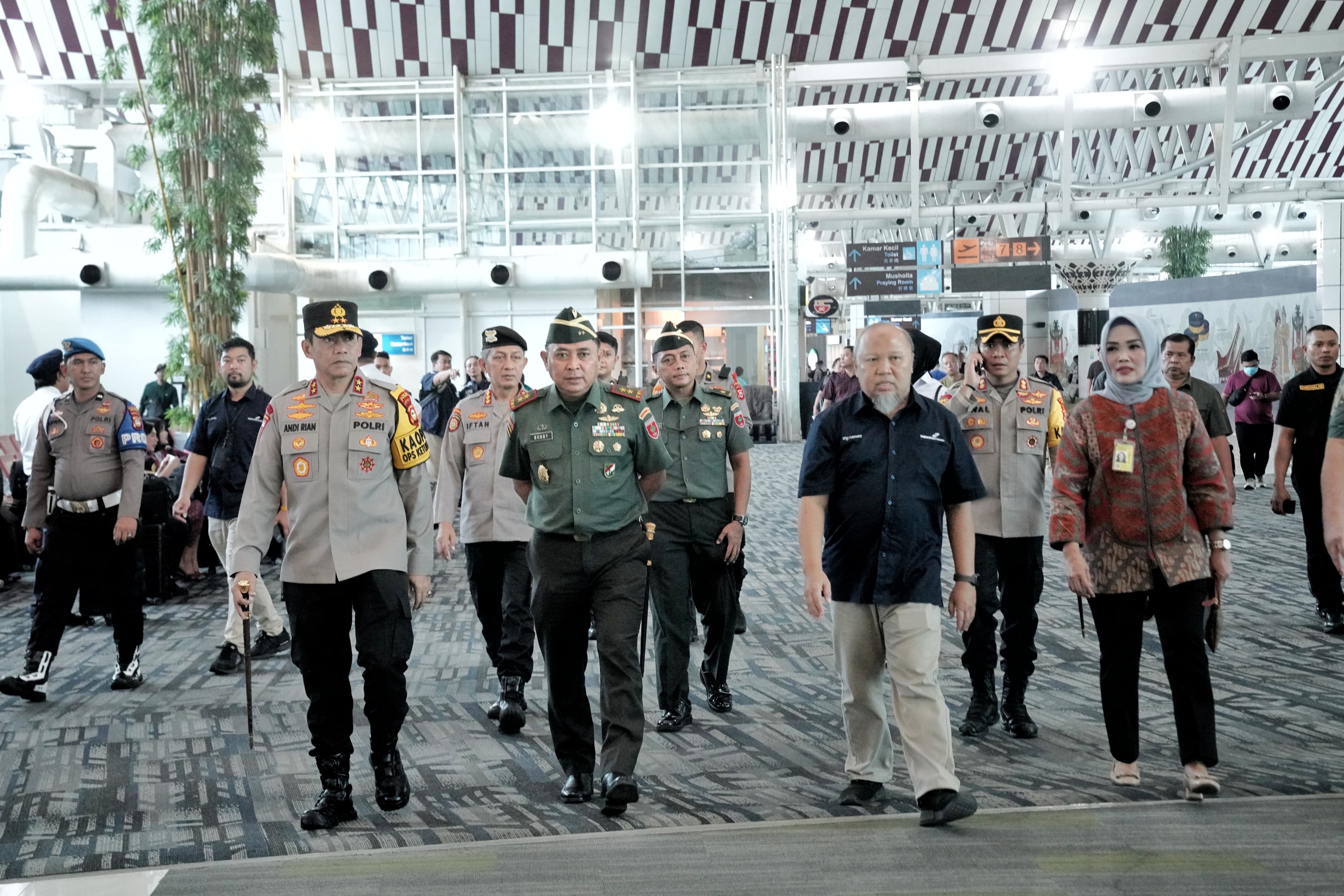 Pangdam XIV/Hsn dan Forkopimda Sulsel Saksikan Peresmian Penerbangan Perdana Lion Air Rute Makassar – Banjarmasin di Bandara Sultan Hasanuddin