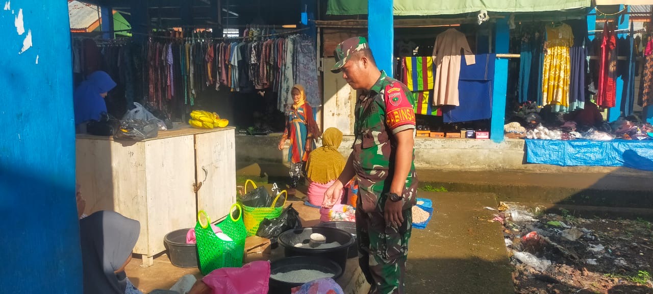 Babinsa Desa Buhung Bundang Memantau Harga Sembako di Pasar Laloasa