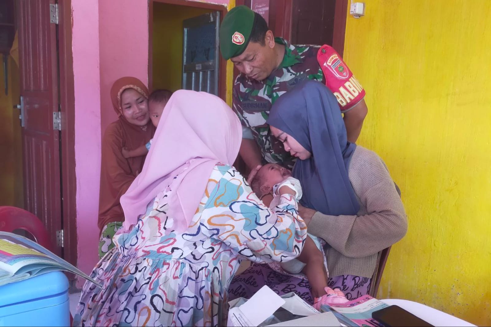 Cegah Angka Kematian Dan Stunting, Babinsa Kodim Jeneponto Dampingi Kegiatan Posyandu Bagi Ibu Hamil Dan Balita