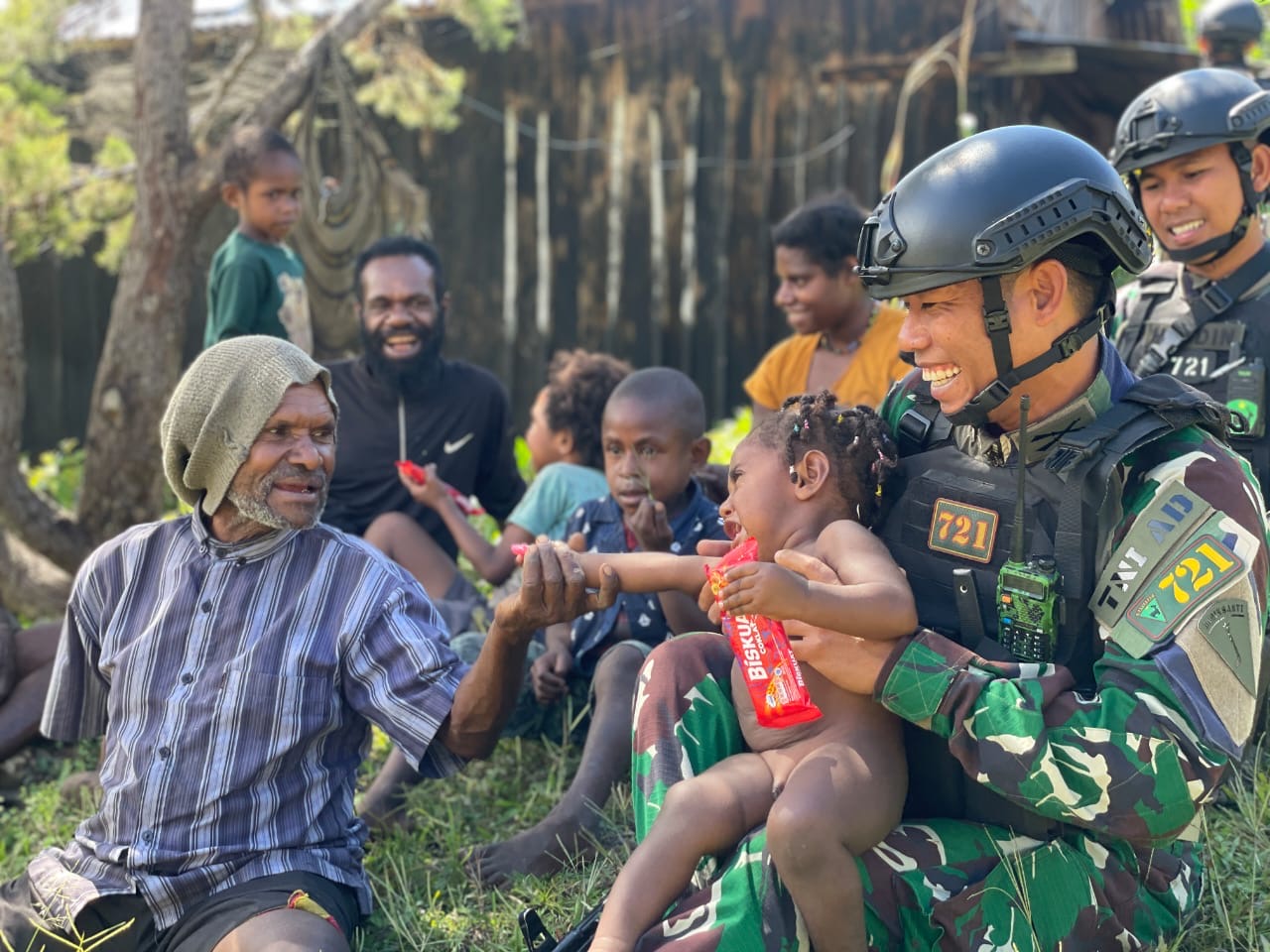 Bentuk Perhatian Satgas Yonif 721/Mks Kunjungi Desa Kerena Distrik Kanggime