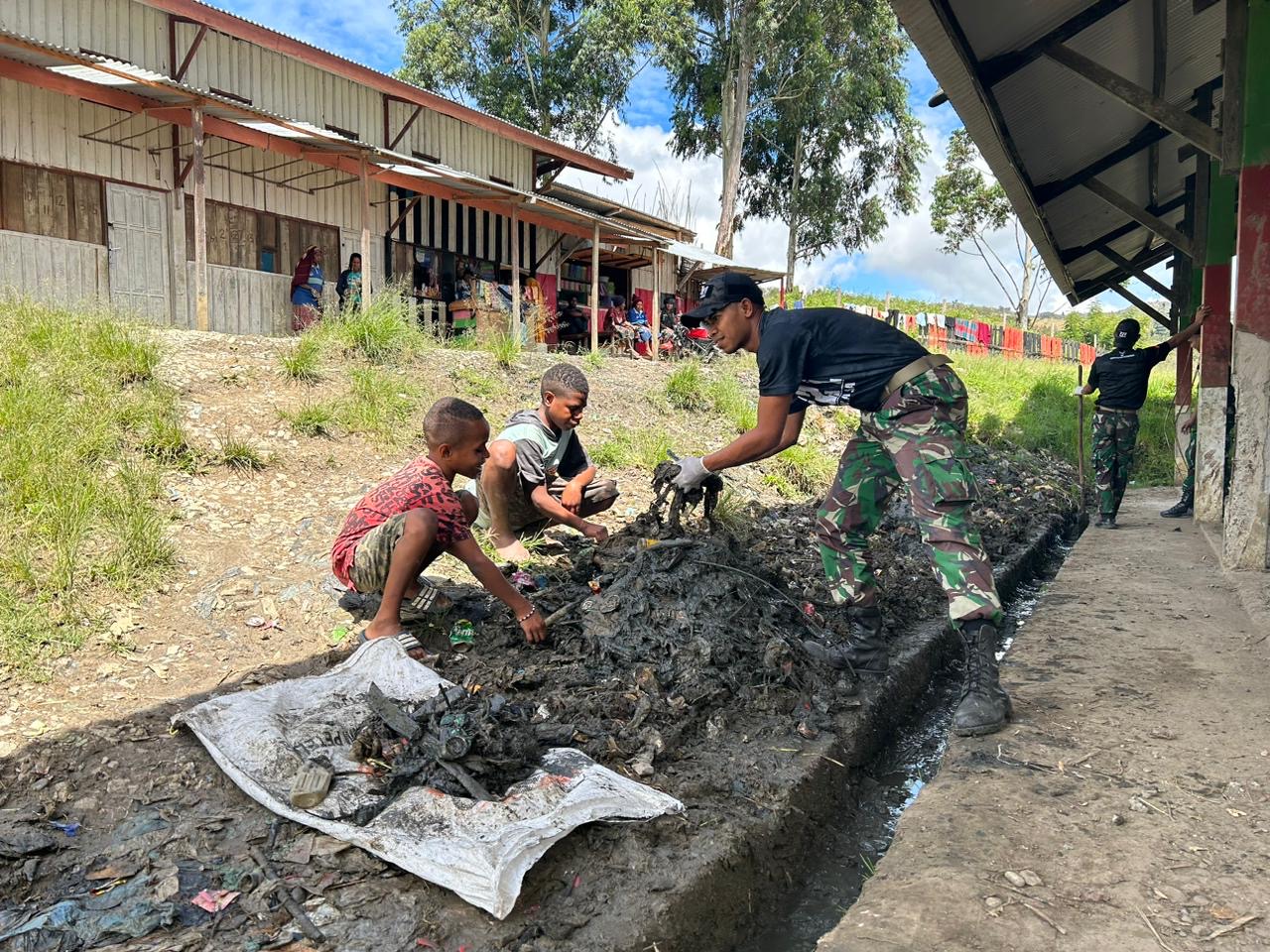 Prajurit Rusa Hitam 721 Datangi Pasar Pirime Gelar Program "Semar" dan "Masino"