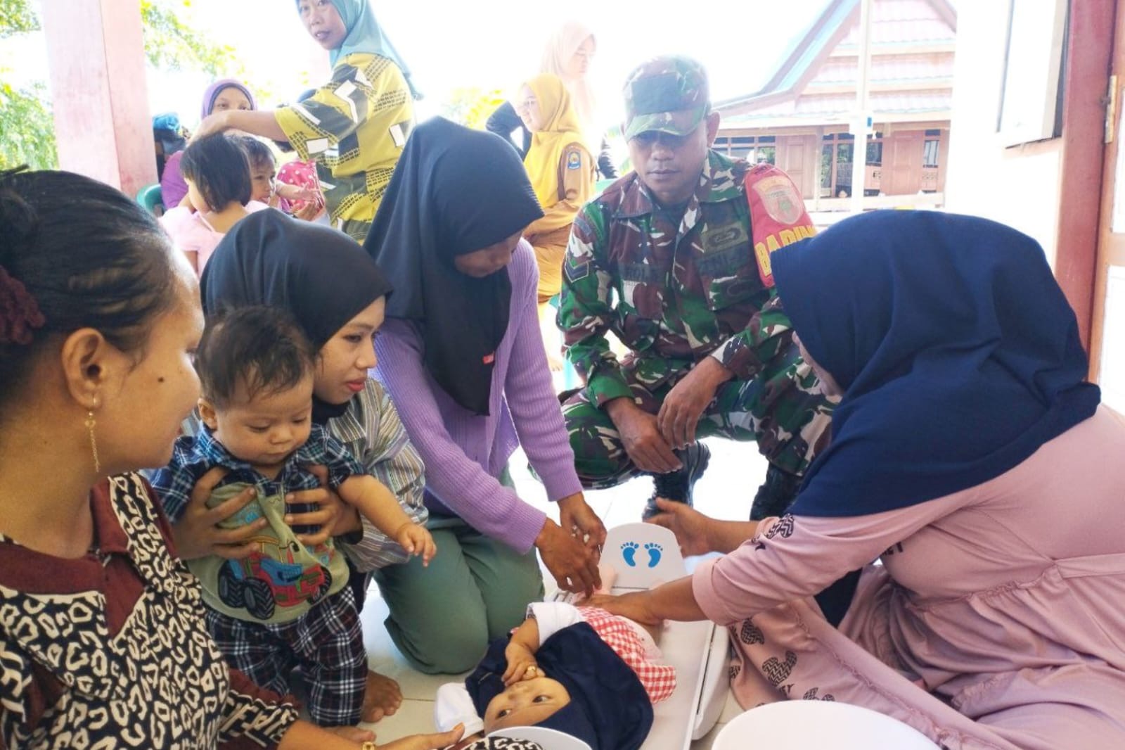 Tekan Stunting, Babinsa Koramil Batang Aktif Melaksanakan Pendampingan Kegiatan Posyandu