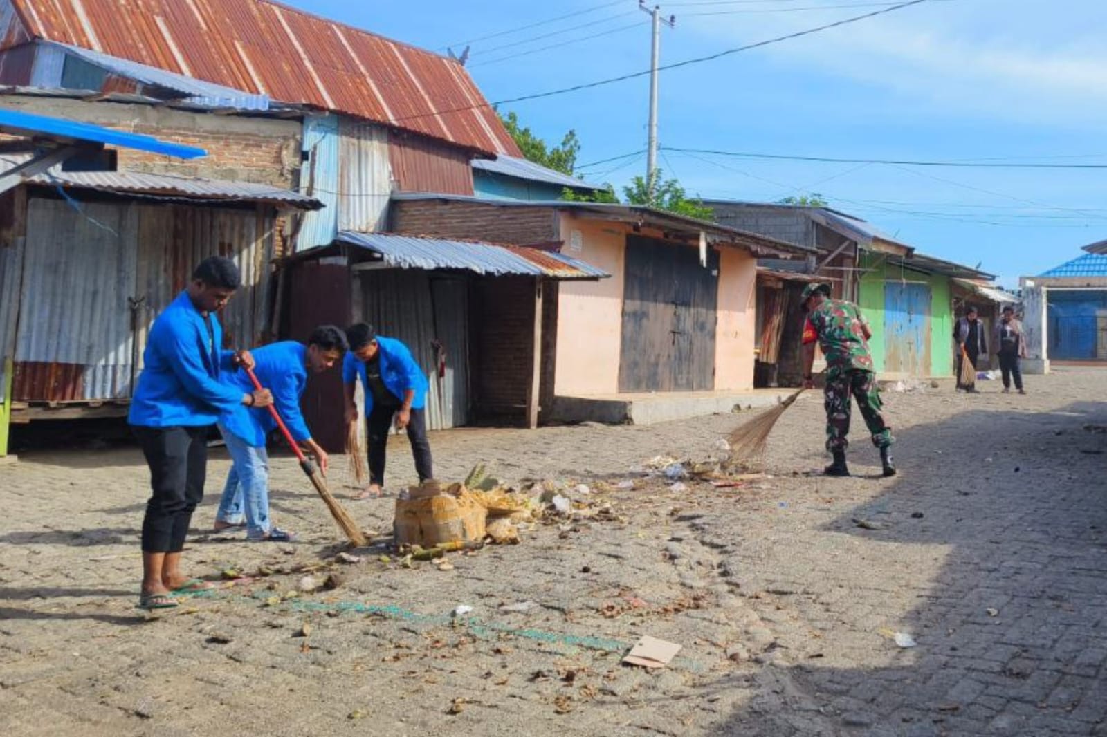 Bersama Mahasiswa dan Masyarakat, Babinsa Koramil Tamalatea Gotong Royong Bersihkan Lingkungan Pasar