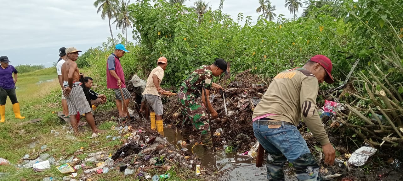 Cemari lingkungan, Anggota Kodim Polman Bersama Warga Bersihkan Sampah