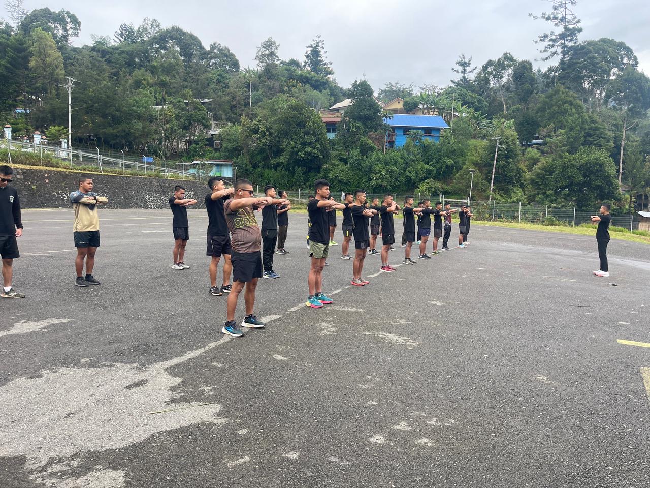 Jaga Kesehatan Jasmani, Satgas Yonif 721/Mks Laksanakan Jalan Sehat Dan Pembinaan Fisik Di Kabupaten Tolikara