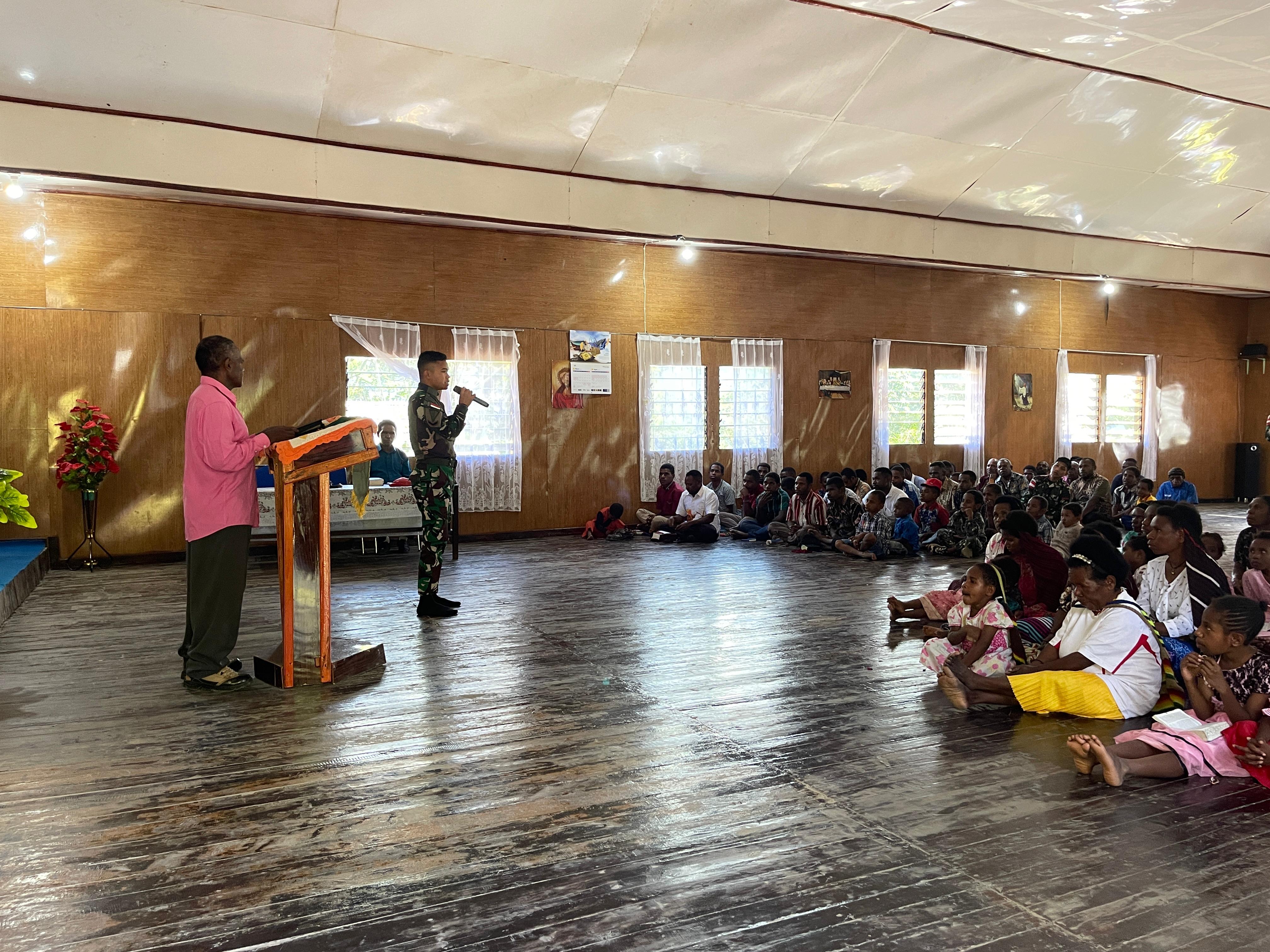 Rasa Gembira Masyarakat Desa Urikme Ibadah Bersama Satgas Yonif 721/Mks