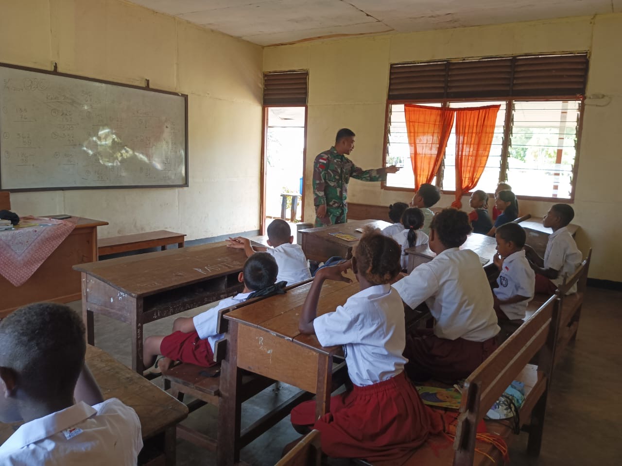 Sambil Belajar Calistung, Prajurit Tamalatea Tanamkan Displin dan Karakter Pada Generasi Muda di Perbatasan Untuk Raih Cita-cita Setinggi-tingginya