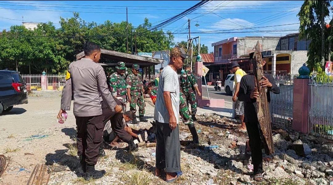 Pasca Lebaran Idul Fitri, Babinsa Koramil 1420-07/Baranti dan Anggota Polsek Baranti Bersama Warga Bersihkan Seputaran Masjid