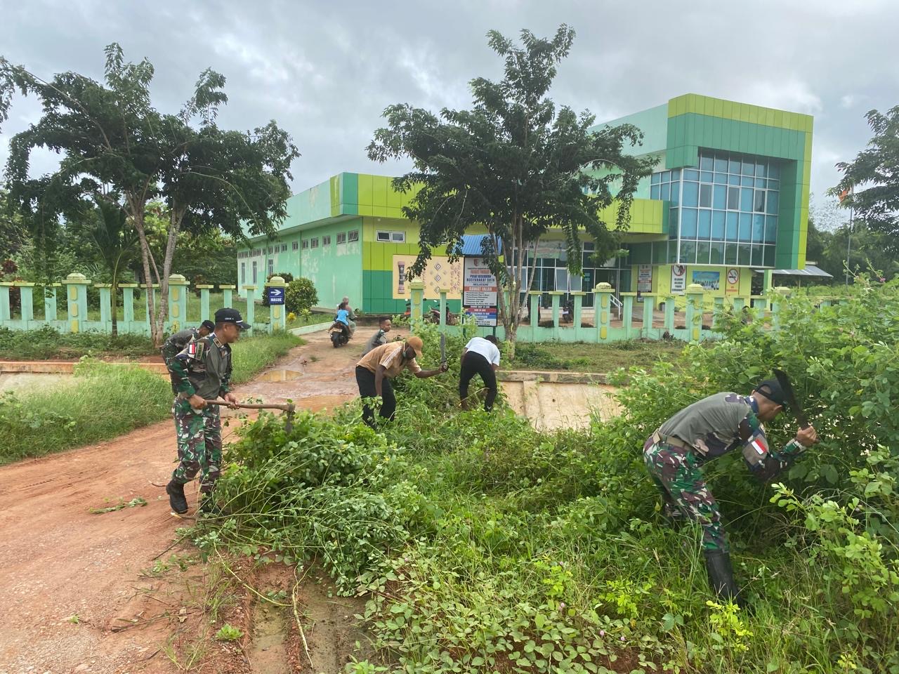 Tidak Ingin Lingkungan Sekitarnya Kotor, Satgas Pamtas Yonif 726/Tml Gelar Karya Bakti Di Puskesmas Sota