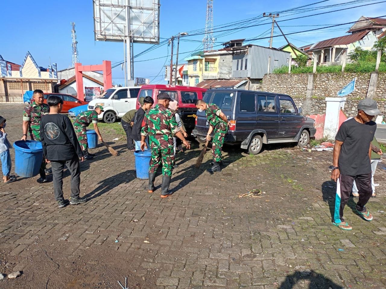 Personel Koramil 1409-04/Tinggimoncong Gotong Royong Bersama Warga dan Mahasiswa Bersihkan Pasar Malino