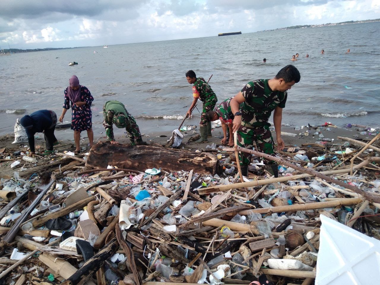 Personil Koramil 1405-01/Ujung Bersama Warga Melaksanakan Karya Bakti Pembersihan Pantai