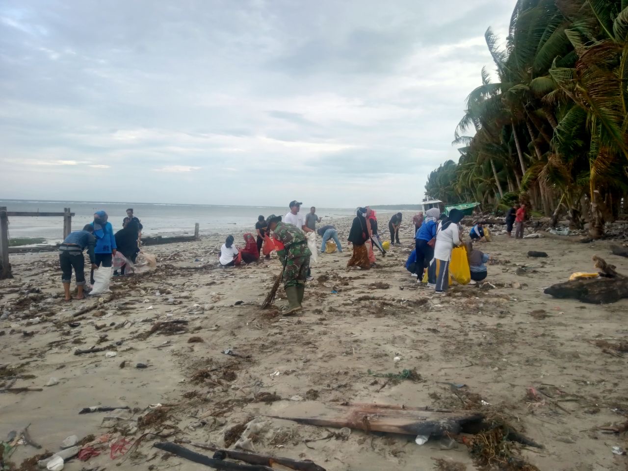 Demi Keindahan Dan Kenyamanan, Babinsa Koramil 1415-04/Bontomatene Pimpin Warga Bersihkan Pantai