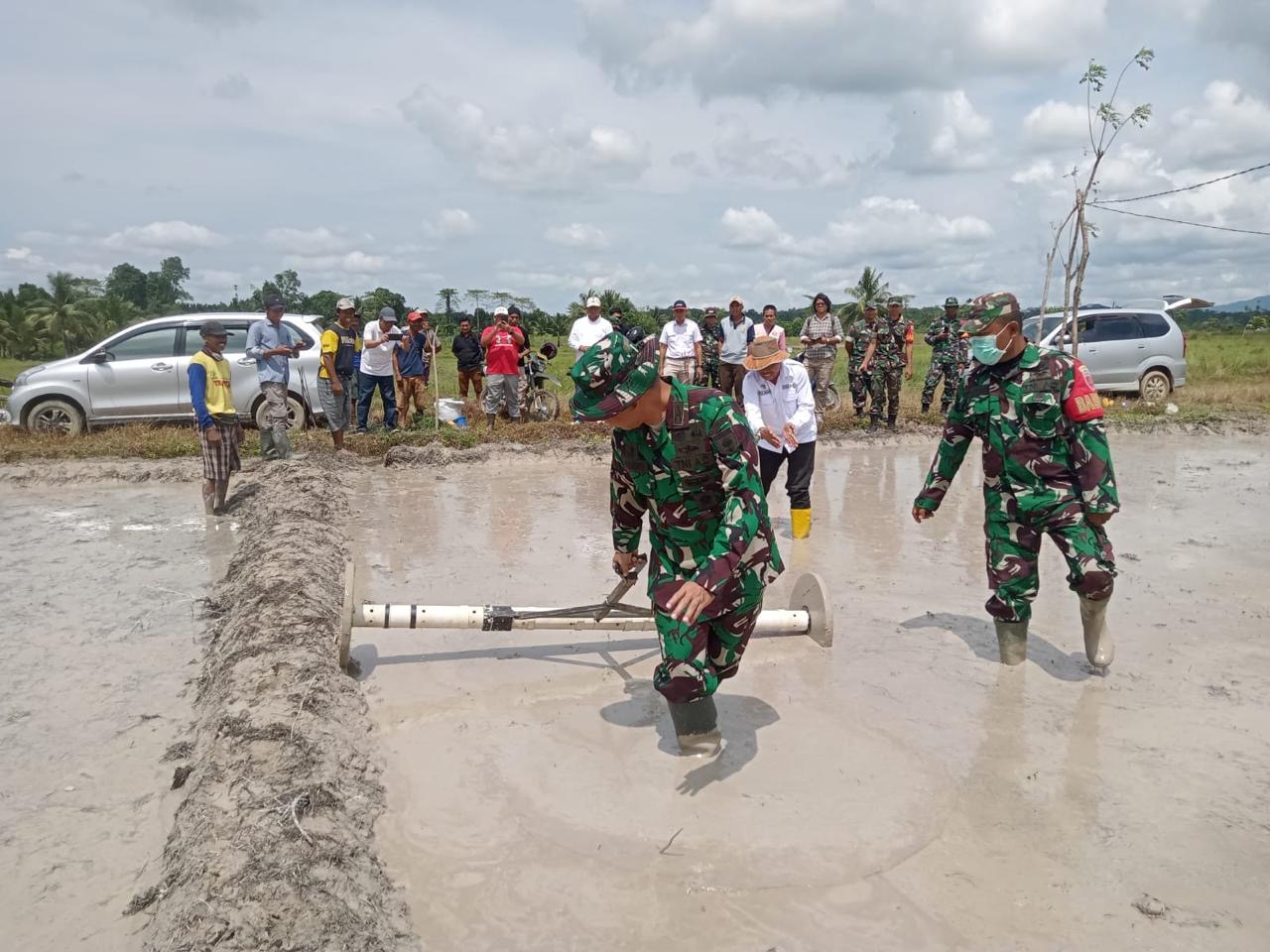 Tinjau Kesiapan Persawahan, Dandim Kendari Sambangi Kelompok Tani