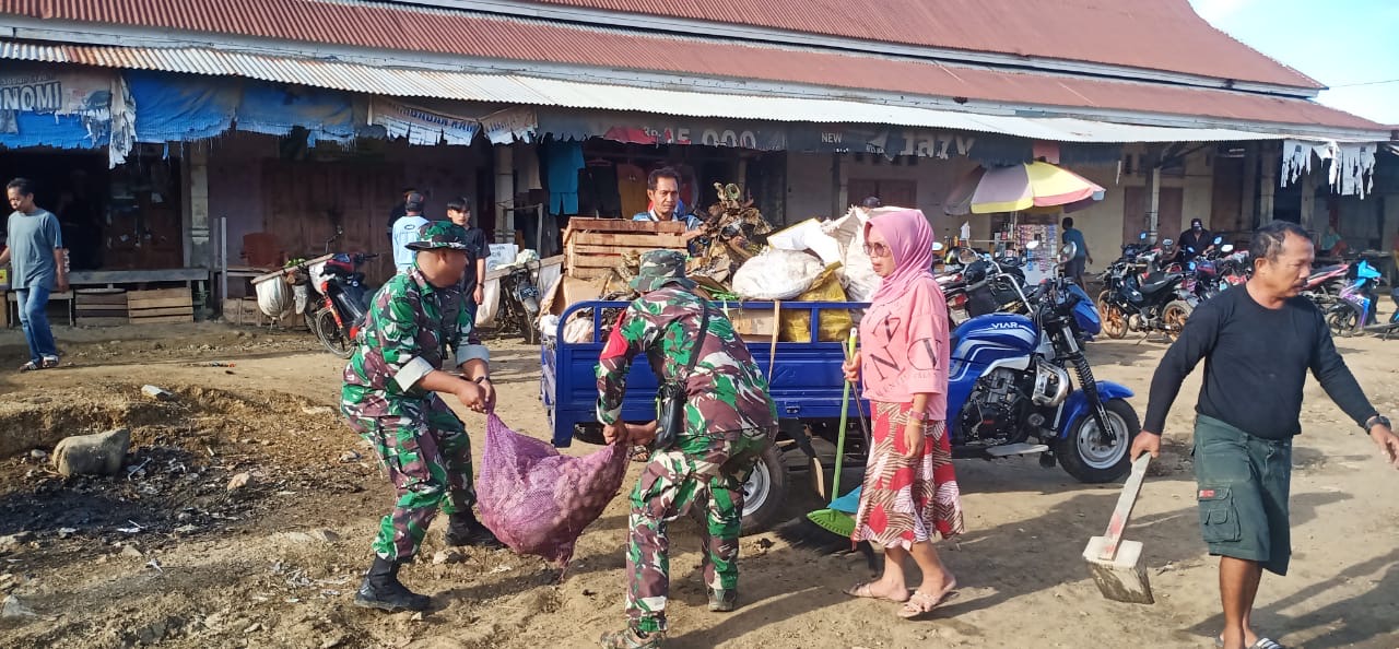 Babinsa Koramil 02/Kabaena dan Pedagang Bersatu Bersihkan Pasar Sikeli