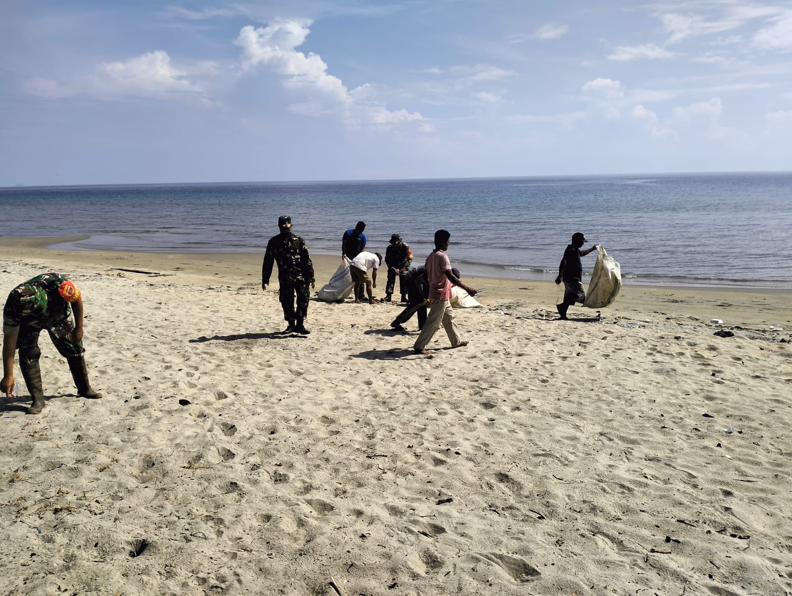 Peduli Lingkungan, Babinsa Koramil 1430-01/Lasolo Gotong Royong Bersihkan Pesisir Pantai