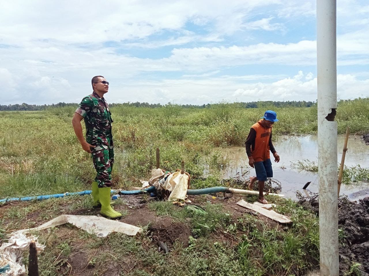 Dandim 1420/Sidrap Meninjau Langsung Lokasi Pengerukan Pembuangan Air Abbolange Program Opla Rawa