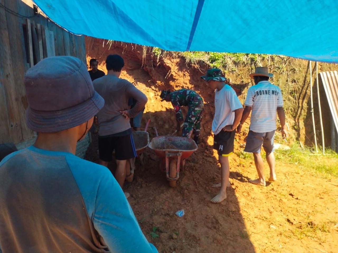 Pembersihan Parit Yang Terdampak Longsor, Babinsa Koramil Mamasa Gotong Royong Bersama Warga