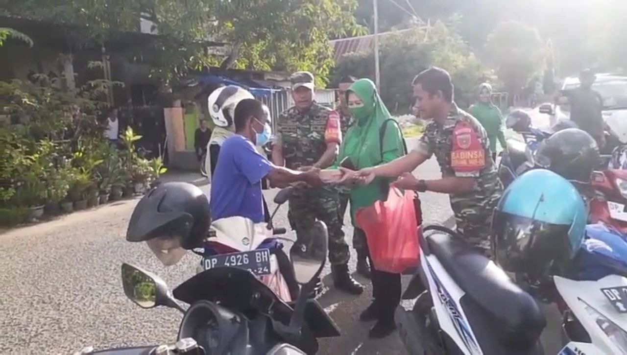 Personil 1405-04/Soppeng Riaja beserta ibu ketua Ranting melakasanakan Jumat Berkah