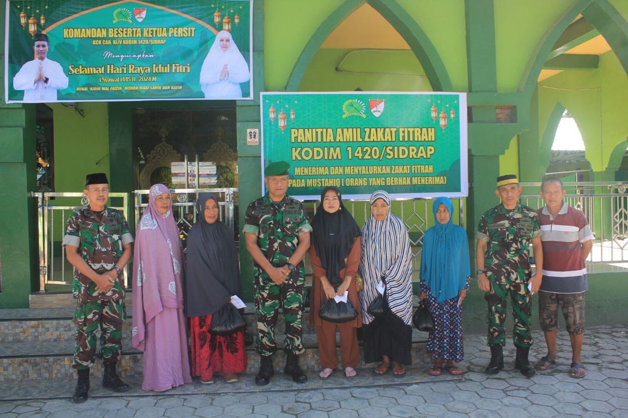 Kodim 1420/Sidrap Serahkan Zakat Fitrah Untuk Kaum Duafa