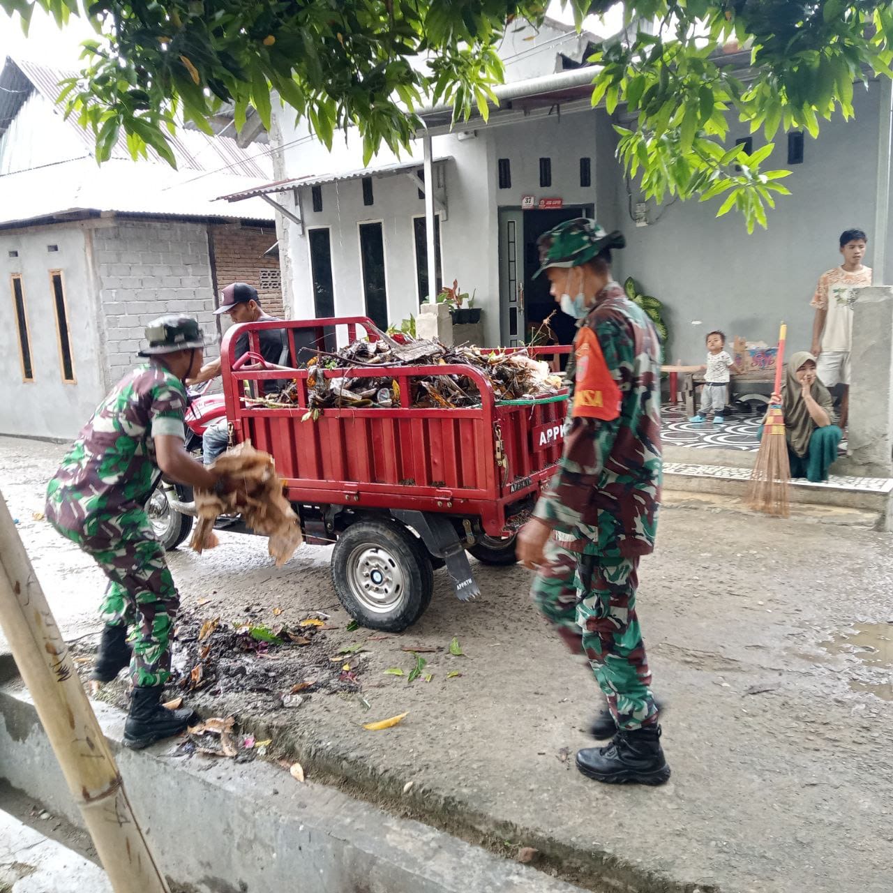 Wujudkan Lingkungan Bersih Dan Sehat, Babinsa Koramil Sendana Kerja Bakti Bersama Masyarakat