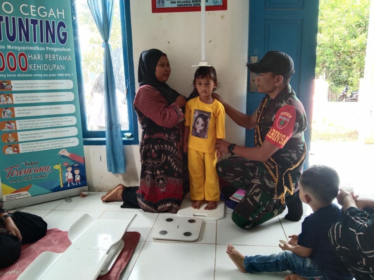 Wujudkan Balita Sehat, Babinsa Di Dampingi Persit Ikut Pelaksanaan Posyandu Di Desa Binaan