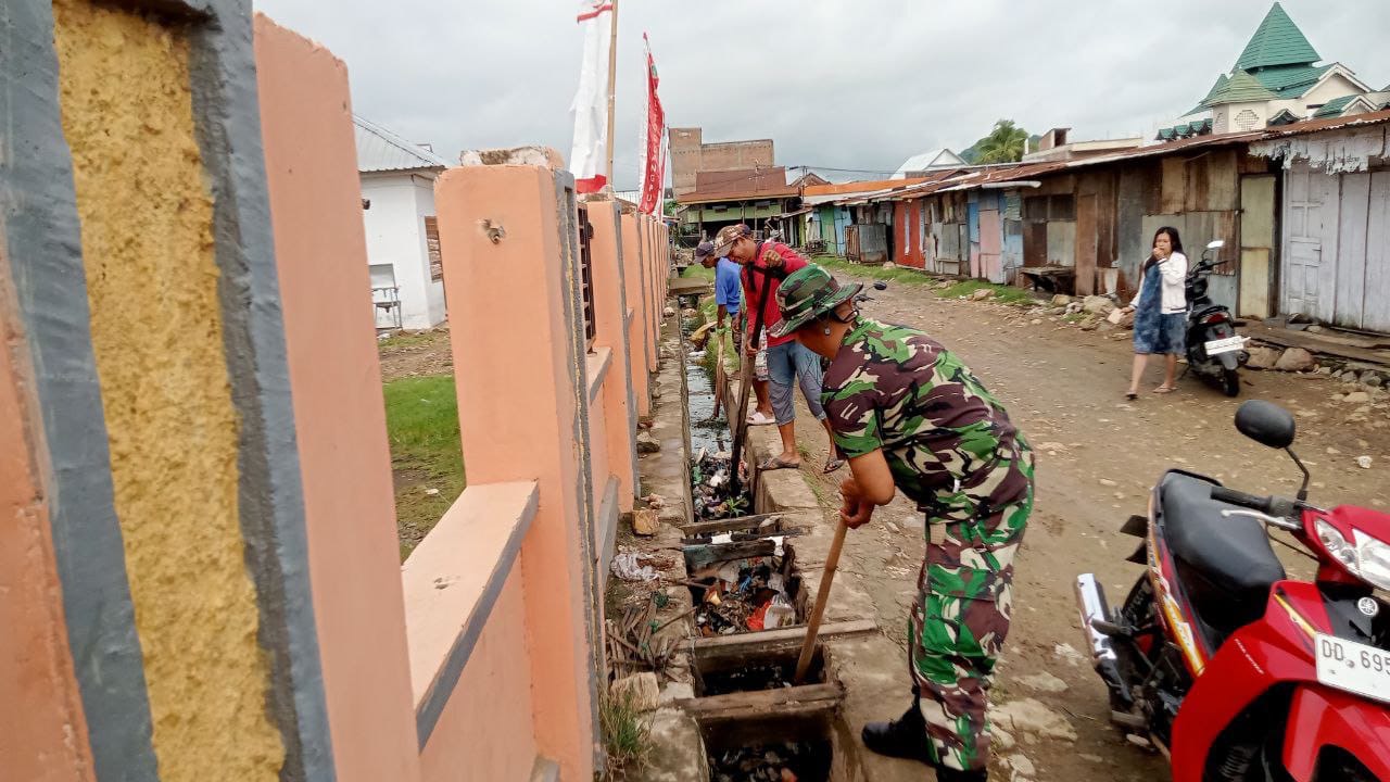 Koramil 02/Tellu Limpoe bersama Komponen Masyarakat bersihkan Pasar Tradisional