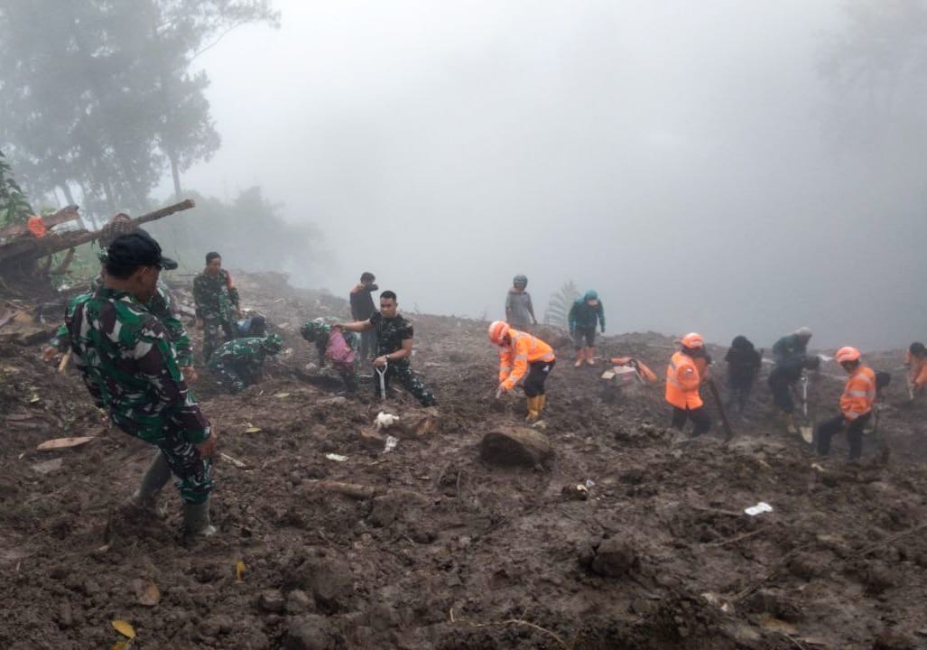 Lanjutkan Hari Ke Dua TNI/Polri Dan Gabungan Melaksanakan Pencarian Korban Longsor