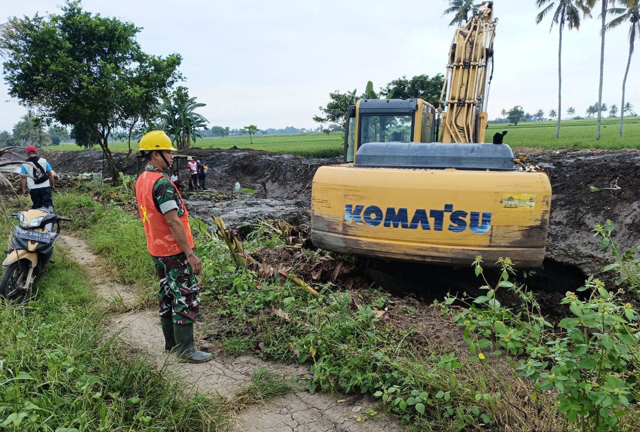 Babinsa Kodim 1404/Pinrang Mengawal Program Optimalisasi Lahan Rawa Di Kabupaten Pinrang