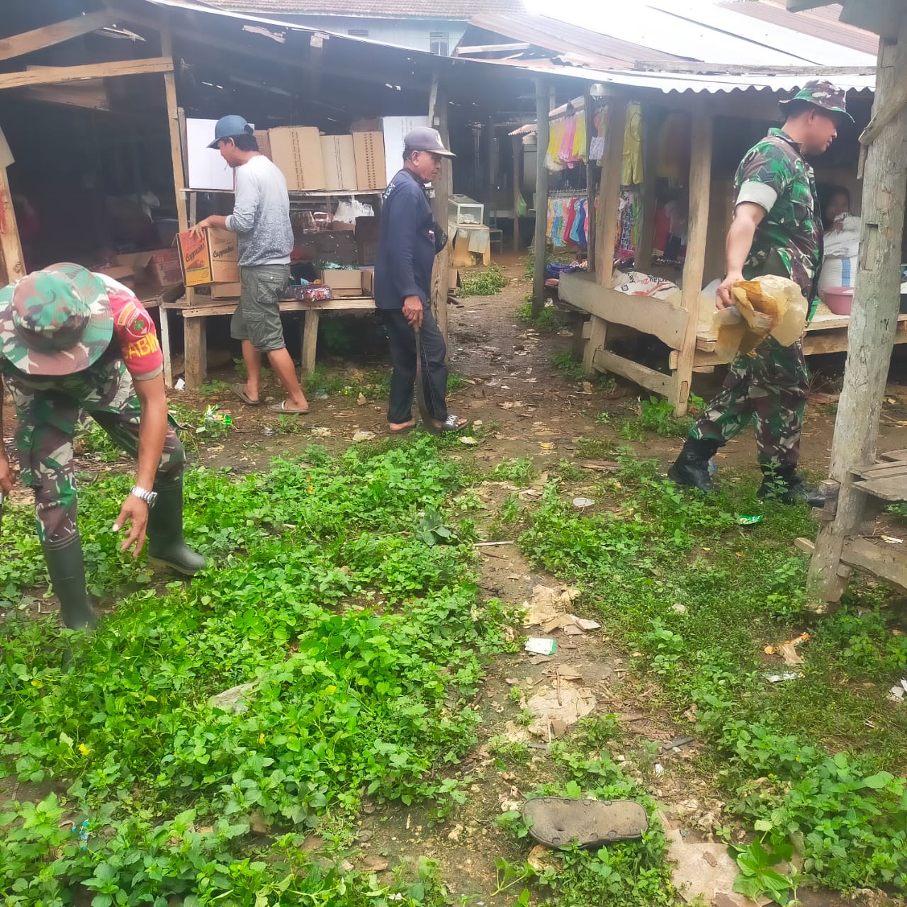 Ciptakan Pasar Bersih dan Sehat, Personel Koramil 1411-06/Bontotiro Bersama Masyarakat Bersihkan Pasar Teadisional