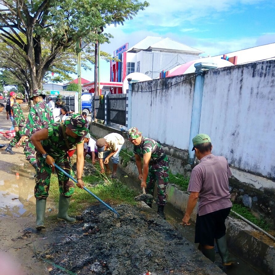 Alami Pendangkalan, Anggota Koramil Bersama Masyarakat Bersihkan Drainase