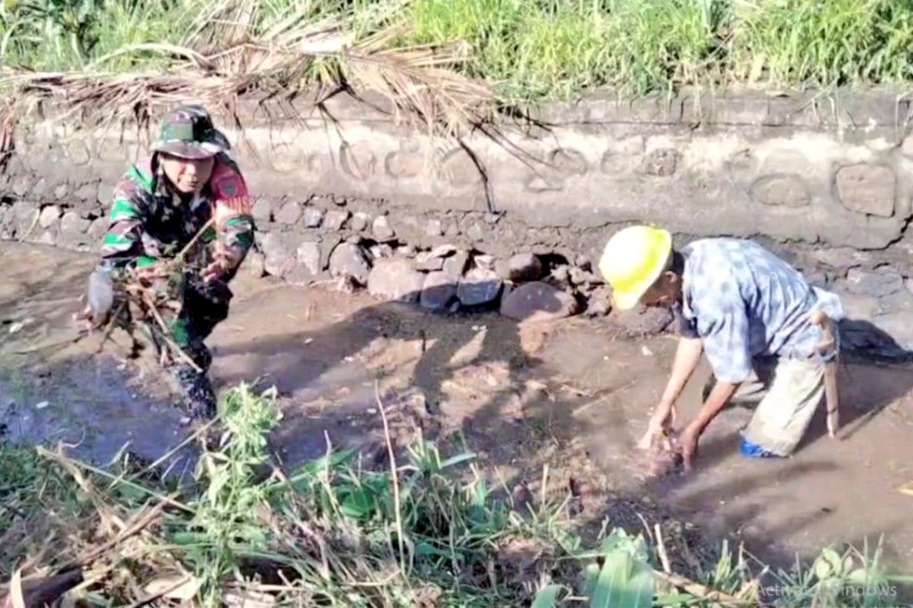 Libatkan Elemen Masyarakat, Anggota Koramil Batang Gelar Karya Bakti Pembersihan Saluran Irigasi