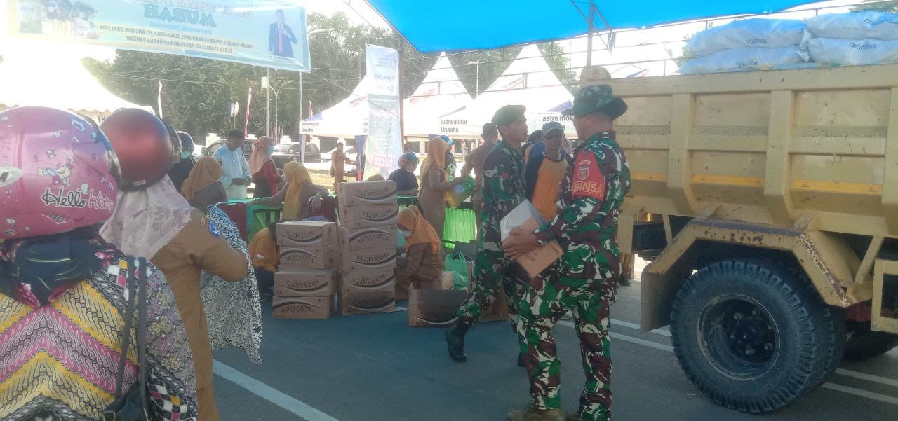 Lancarkan Program Pemerintah, Koramil Unaaha Dampingi Distribusi Logistik Dalam Kegiatan Gerakan Pangan Murah