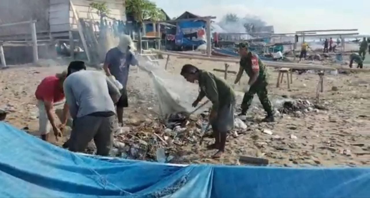 Menjaga Kelestarian Alam, Koramil 1411-01/Gantarang Ajak Warga Bersihkan Pantai
