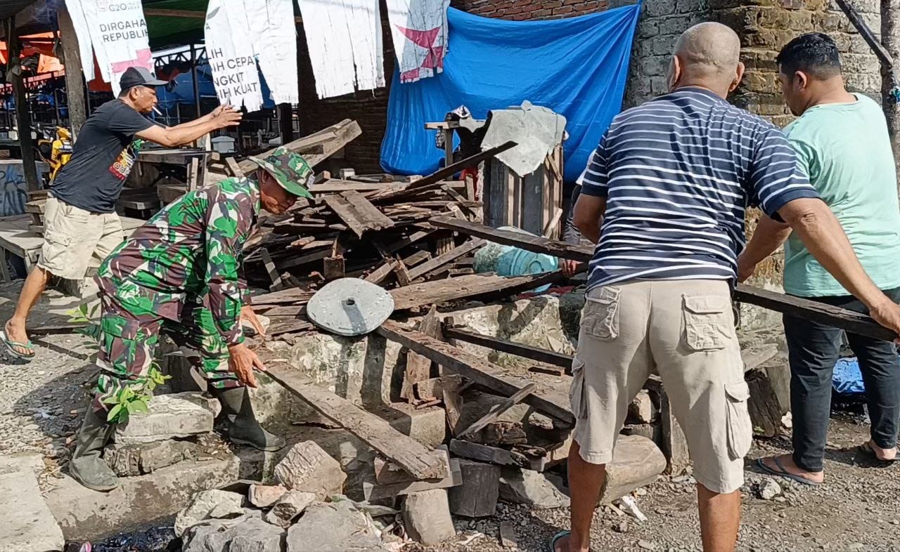 Ciptakan Kondisi Pasar Bersih Dan Nyaman, Koramil-04/Paleteang Karya Bakti Bersihkan Pasar Marawi