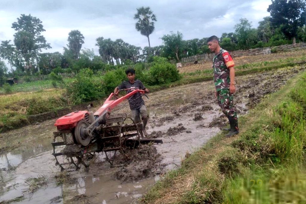 Dampingi Petani Pengolahan Lahan, Ini Harapan Sertu Erwin Babinsa Kodim Jeneponto