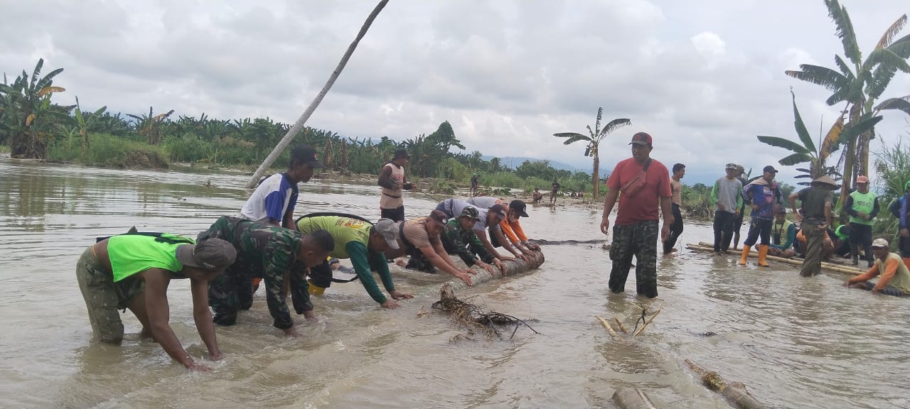 Babinsa dan Masyarakat Gotong Royong Perbaiki Tanggul Jebol di Desa Beringin Jaya