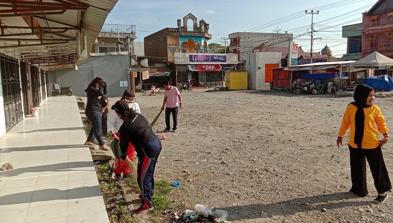 Kompak, Koramil 02/Tellu Limpoe dan Polsek Tellu Limpoe serta Masyarakat wujudkan Pasar Tellu Limpoe yang bersih