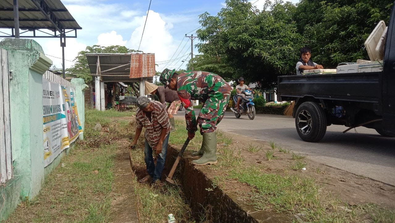Koramil 1426-03/Galut Bersama Masyarakat Kerja Bakti Bersihkan Selokan Sepanjang 150 Meter