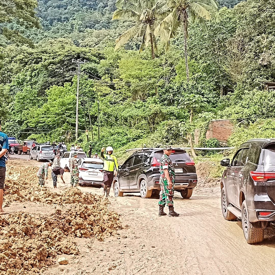 Pasca Longsor Arus Lalulintas Berangsur Normal, Babinsa 02/Enrekang Turun Pantau Lokasi