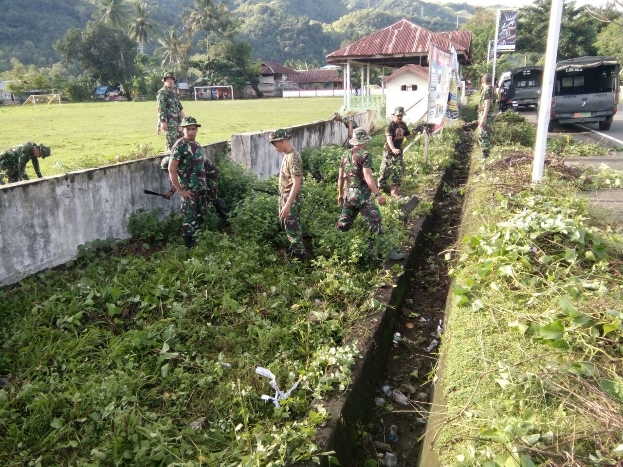 Koramil Malunda Bersama Masyarakat Bersatu Padu Lakukan Kerja Bakti Wujudkan Lingkungan Bersih Dan Sehat