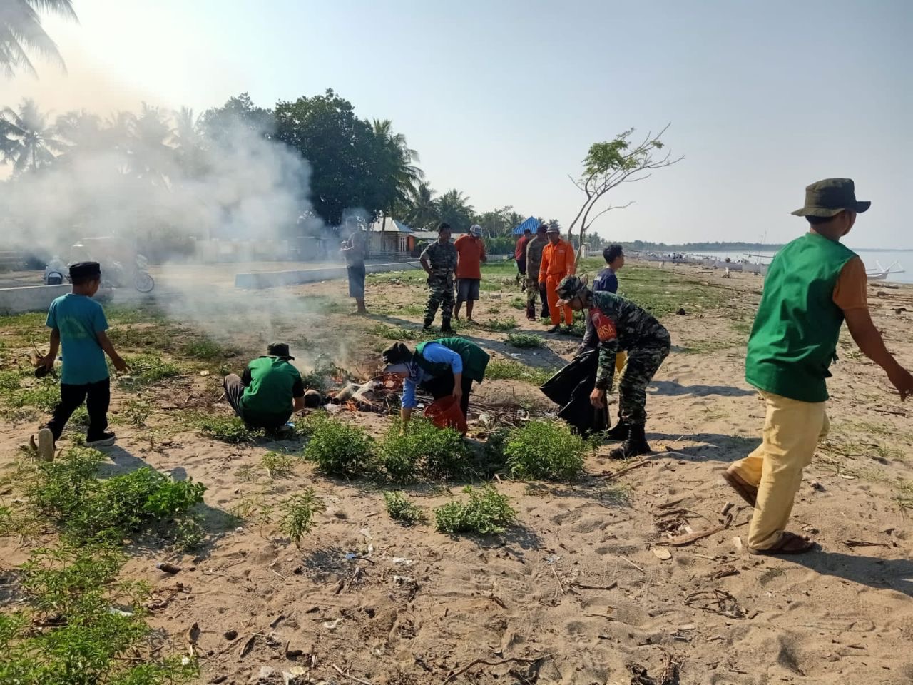 Koramil-07/Lembang Kodim 1404/Pinrang Bersama Warga Laksanakan Pembersihan Pesisir Pantai Kajuangin