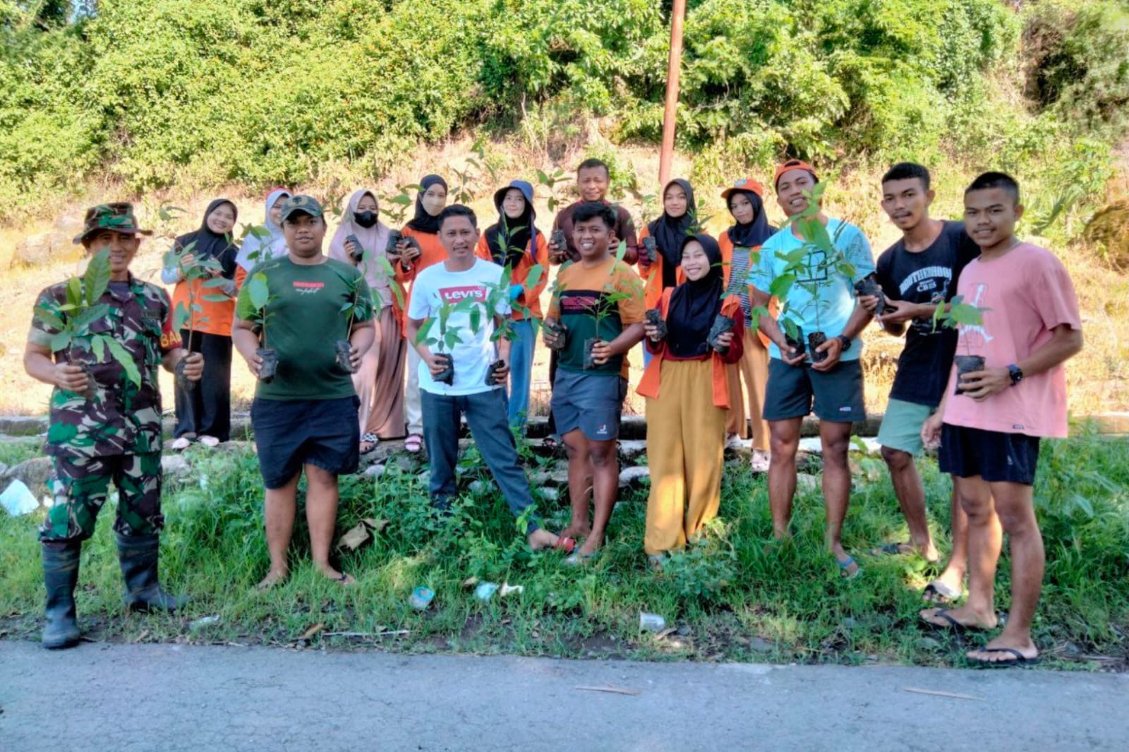 Tanam 100 Bibit Pohon Mahoni, Babinsa Desa Jombe : Wujudkan Kelestarian Fungsi Lingkungan Hidup