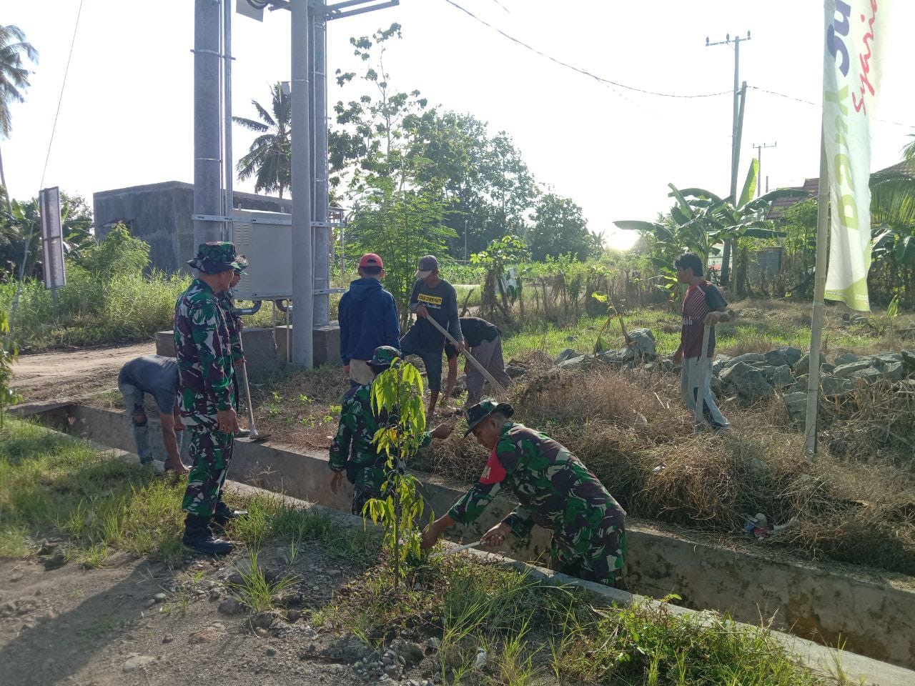 Cegah Banjir, Koramil-03/Mattiro Bulu Kodim 1404/Pinrang Bersama Warga Kerja Bakti Bersihkan Saluran Air