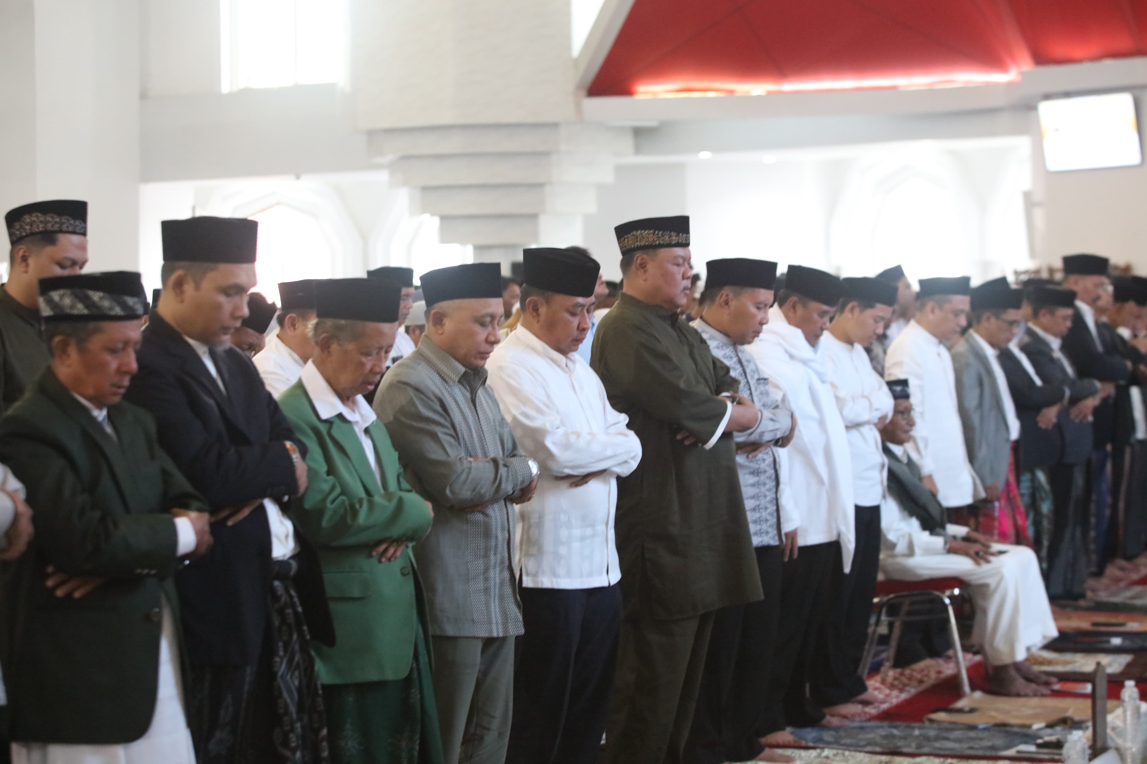 Pangdam XIV/Hsn Bersama Forkopimda Sulsel dan Masyarakat Kota Makassar Melaksanakan Sholat Idul Fitri di Masjid Kubah 99