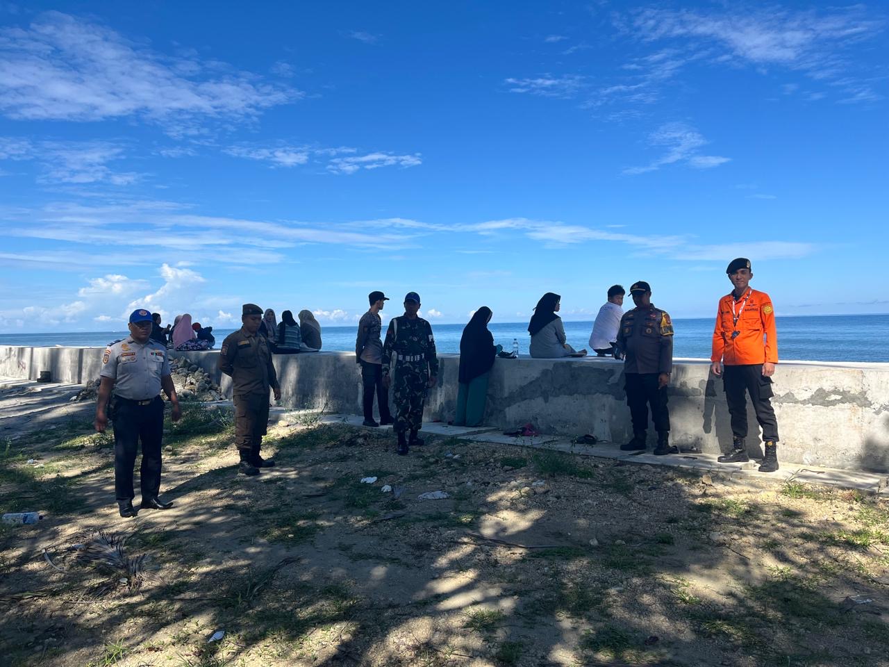 Serka Agus Taufik Kodim 1427/Pasangkayu dan Personil Pos Pengamanan Ops Ketupat Marano 2024 Patroli di Pantai Wisata Anjungan Vovasangkayu dan Tanjung Babiak
