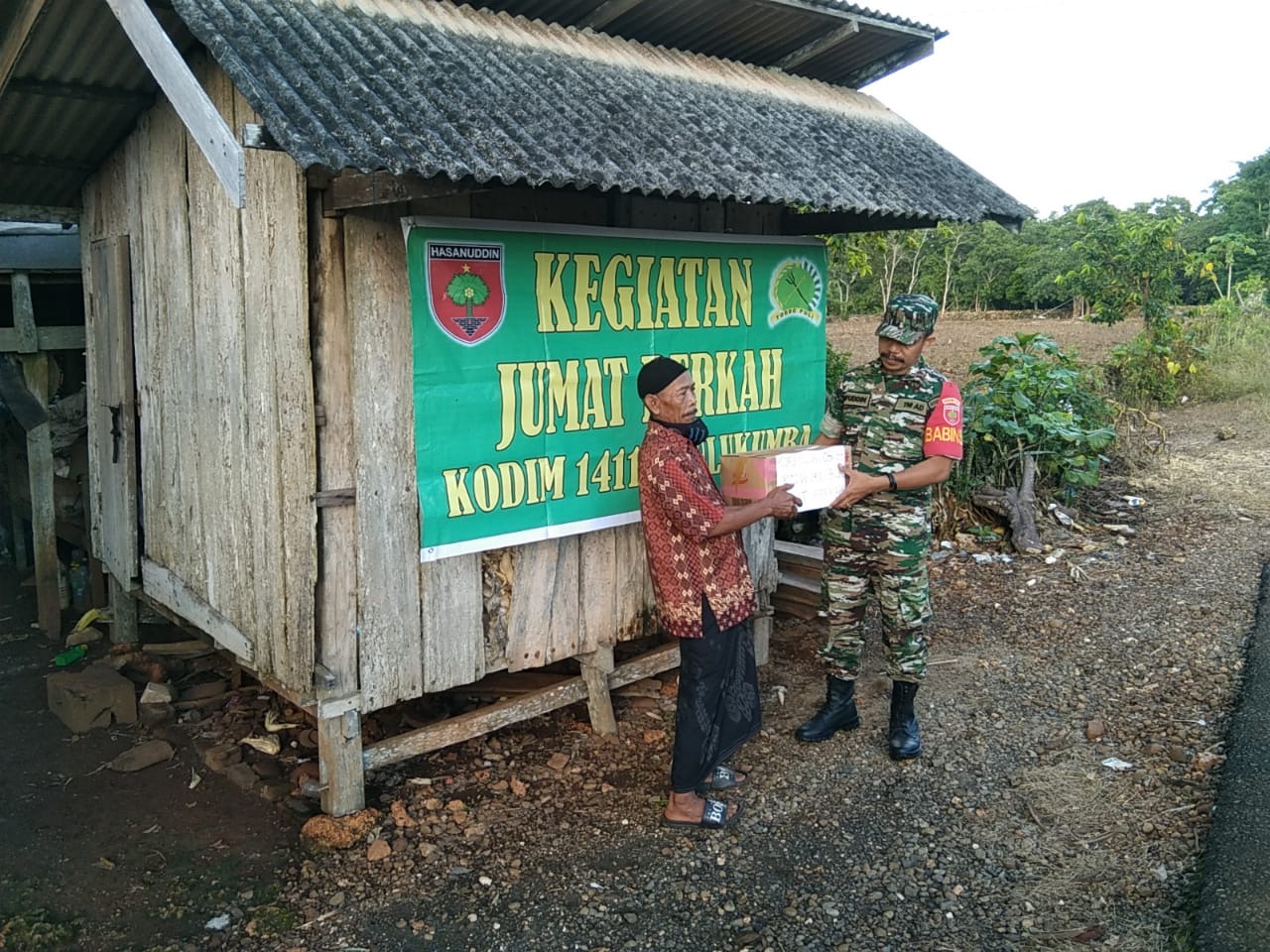Giat Jum’at Berkah, Serda Arifuddin Madjid Babinsa Desa Ara Bagikan Sembako Kepada Masyarakat Kurang Mampu
